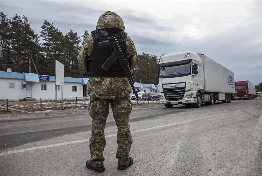 Ουκρανός στρατιώτης στα σύνορα με τη Λευκορωσία (Associated Press)