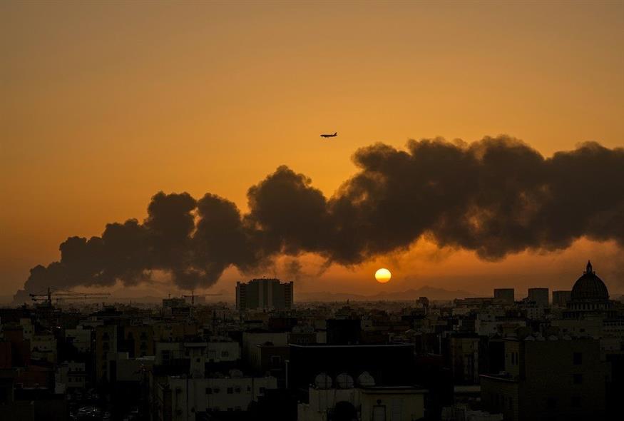 Καπνός από την επίθεση των Χούθι σε πετρελαϊκές εγκαταστάσεις στη Τζέντα της Σαουδικής Αραβίας (Associated Press)