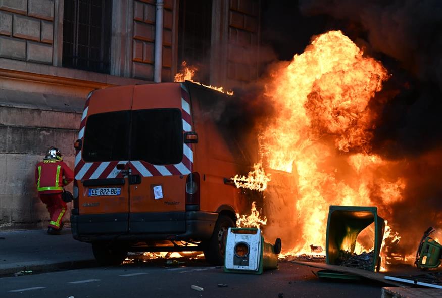 «Βράζει» η Γαλλία: Νύχτα οργής με 800.000 διαδηλωτές, 1.200 συλλήψεις και εκατοντάδες τραυματίες «Βράζει» η Γαλλία: Νύχτα οργής με 800.000 διαδηλωτές, 1.200 συλλήψεις και εκατοντάδες τραυματίες