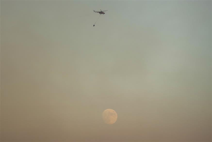 Ελικόπτερο της πυροσβεστικής πραγματοποιεί ρίψεις νερού (Copyright: Eurokinissi/Τατιάνα Μπόλαρη)