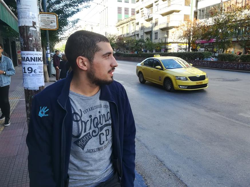 O Δημήτρης Κατρινάκης με φόντο την ΑΣΟΕΕ και λίγα μέτρα μακριά από το σημείο της σύλληψης του