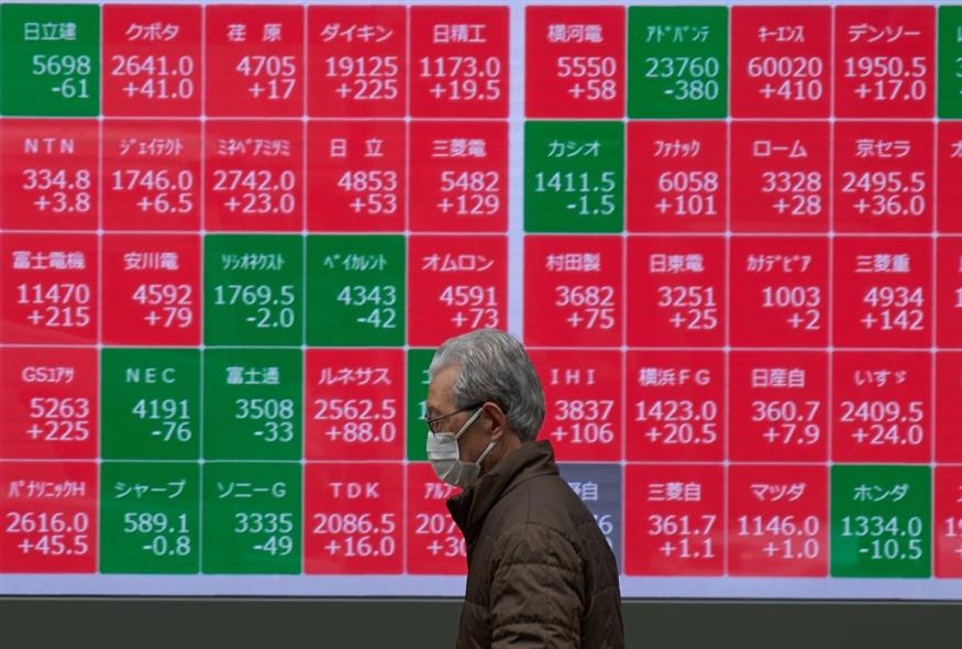 Οθόνη προβάλλει τις τιμές των μετοχών σε μια χρηματιστηριακή εταιρεία στο Τόκιο (AP)