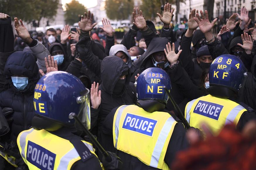 Συγκρούσεις διαδηλωτών και αστυνομικών, στο Λονδίνο (AP Photo/Alberto Pezzali)