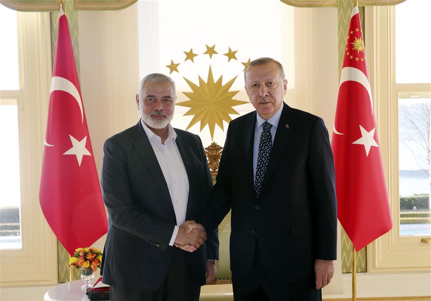Ο Ερντογάν με τον αρχηγό της Χαμάς/Copyright: AP Images