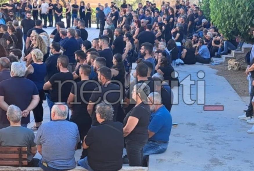 Θρήνος στην κηδεία του 36χρονου  που πέθανε από μπαλωθιές (neakriti.gr)