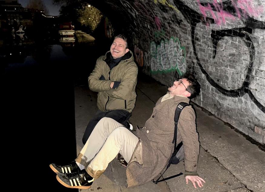 Γιώργος Καραμίχος Oι φωτογραφίες τραβήχτηκαν στα κανάλια του Ανατολικού Λονδίνου όπου ο Γιώργος Καραμίχος και ο Αλέξανδρος Ραπτοτάσιος ξεκινησαν τις πρόβες του VANYA