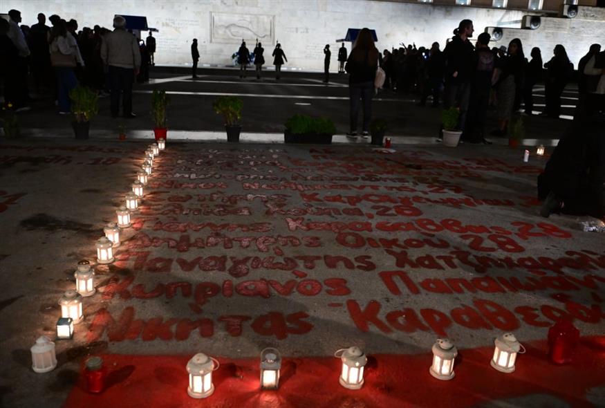 Κόσμος στο μνημείο θυμάτων Τεμπών στο Σύνταγμα (ΤΑΤΙΑΝΑ ΜΠΟΛΑΡΗ/EUROKINISSI) Κόσμος στο μνημείο θυμάτων Τεμπών στο Σύνταγμα (ΤΑΤΙΑΝΑ ΜΠΟΛΑΡΗ/EUROKINISSI)