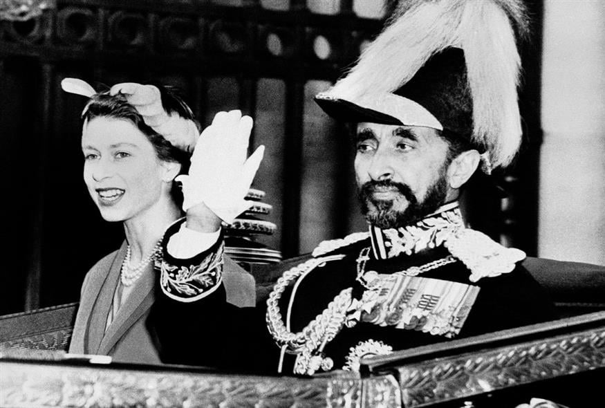 Ο Χαϊλέ Σελασιέ με την βασίλισσα Ελισάβετ. /copyright Ap Photos