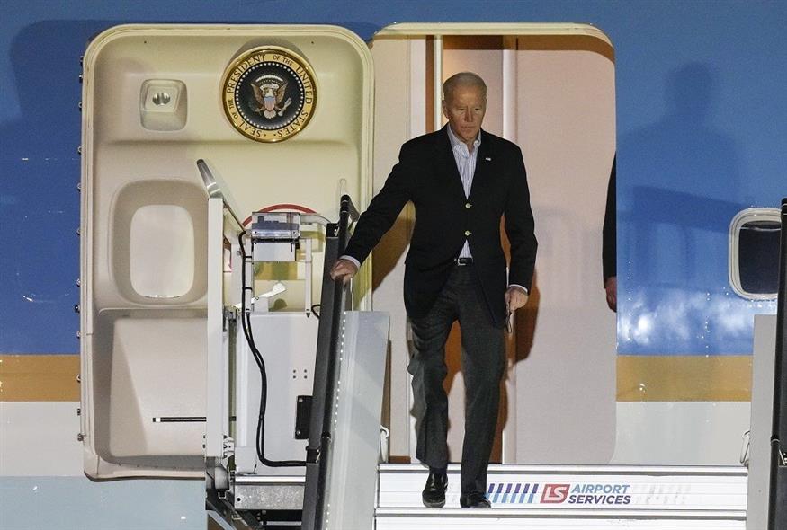 Ο πρόεδρος των ΗΠΑ, Τζο Μπάιντεν, κατά την άφιξή του στο αεροδρόμιο της Βαρσοβίας (Associated Press)