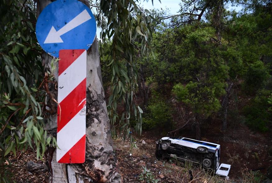 Οι πρώτες εικόνες από την πτώση ασθενοφόρου σε χαντάκι