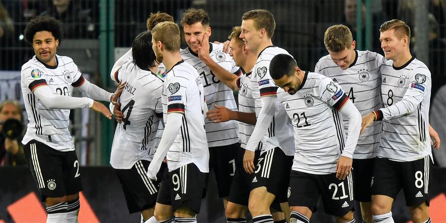 Οι Γερμανοί πανηγυρίζουν τη νίκη - πρόκριση (AP Photo/Martin Meissner)