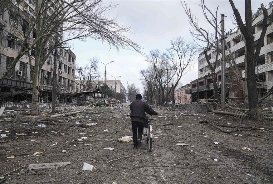 Αντιμέτωπη με τεράστια ανθρωπιστική κρίση η Μαριούπολη (Associated Press)