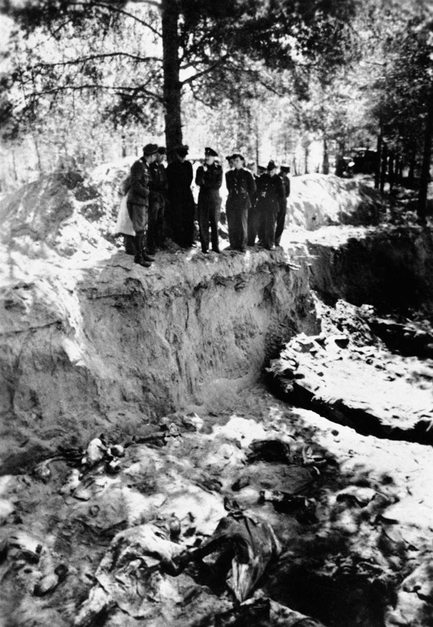 Γερμανοί πάνω από έναν μαζικό τάφο στο δάσος του Κατίν. /copyright Ap Photos