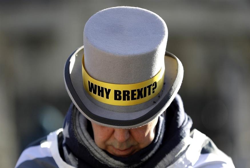 Διαδηλωτής κατά του Brexit έξω από το βρετανικό Κοινοβούλιο (φωτογραφία αρχείου / Associated Press)