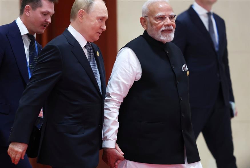 Πούτιν και Μόντι πήγαν χέρι χέρι να συναντήσουν τον Σι (Alexander Kazakov, Sputnik, Kremlin Pool Photo via AP)