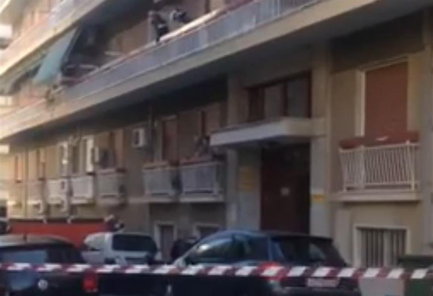 Γυναίκα απειλεί να αυτοκτονήσει στην Πάτρα (copyright: patrastimes.gr/YouTube)