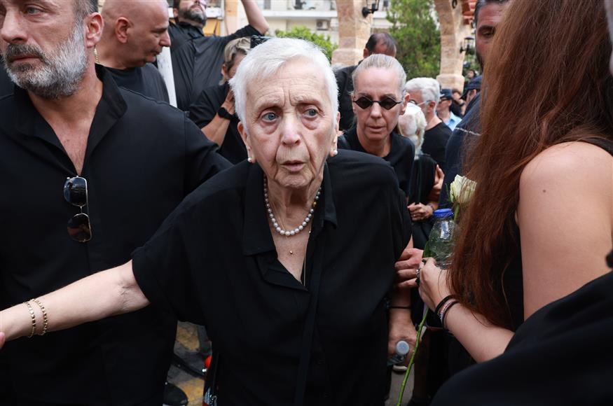 Γιώργος Μαζωνάκης: Συντετριμμένη η οικογένειά του στο τελευταίο «αντίο» Γιώργος Μαζωνάκης: Συντετριμμένη η οικογένειά του στο τελευταίο «αντίο»