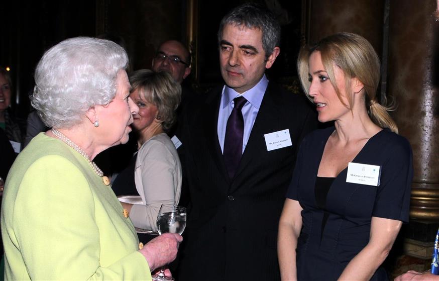 Όταν ο Mr Bean και η Τζίλιαν Άντερσον συνάντησαν τη Βασίλισσα. /copyright Ap Photos