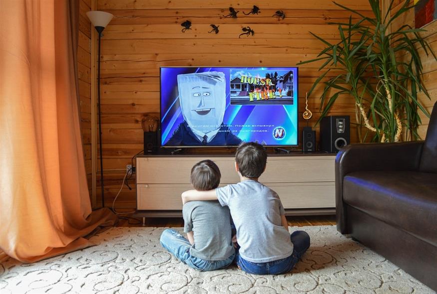 Παιδιά βλέπουν τηλεόραση/ pexels