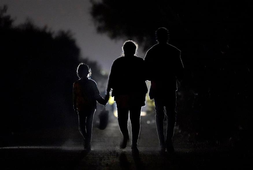 Οικογένεια προσφύγων (AP Photo/Julio Cortez)