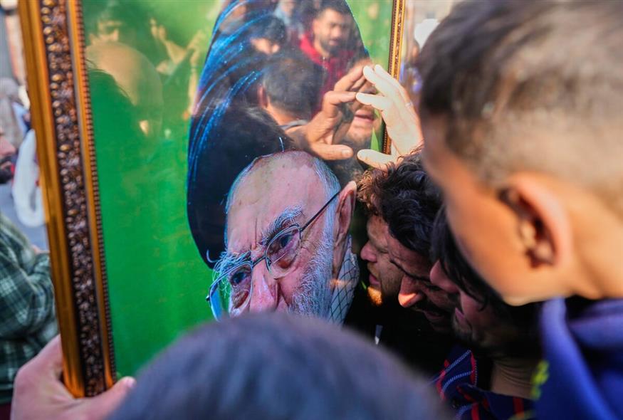 Οι πρώτες αντιδράσεις στο Ιράν για τον θάνατο του αγιατολάχ Αλί Χαμενεΐ (AP Photo/Hadi Mizban & Vahid Salemi)