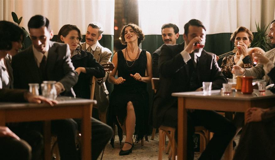 Η «ASTORIA» είναι μια ιστορία για τον έρωτα που επιμένει, για τους ανθρώπους που προσπαθούν να επιβιώσουν, να νιώσουν και να ονειρευτούν ξανά σ’ έναν ξένο τόπο. Μια ιστορία που εξυμνεί τη δύναμη και το ψυχικό σθένος της γυναίκας. Και πάνω απ΄όλα είναι μουσική (Copyright: Angel Ballesteros)