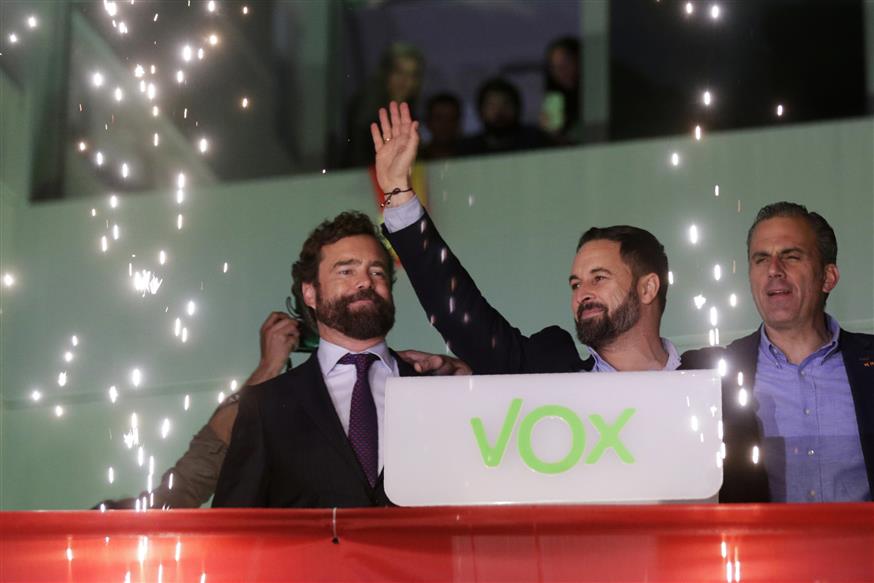 Η ηγεσία του ισπανικού ακροδεξιού κόμματος VOX με τον Σαντιάγο Αμπασκάλ στο κέντρο (AP Photo/Andrea Comas)