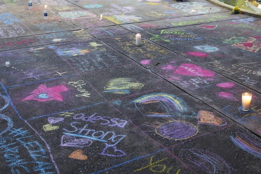 Πολίτες έγραψαν μηνύματα στο σημείο που έγινε το μακελειό (AP Photo/Sue Ogrocki)