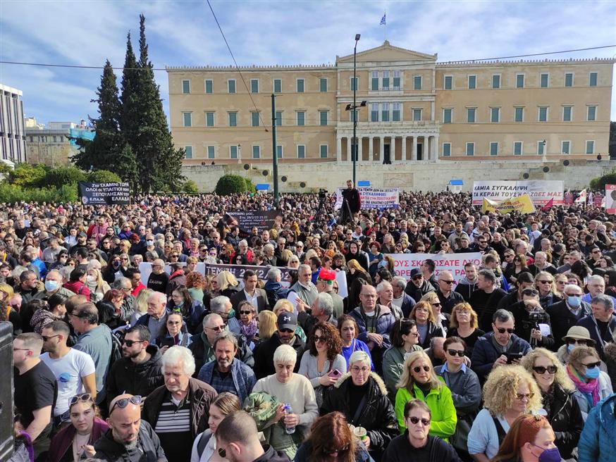 Πλήθος κόσμου ήδη στο Σύνταγμα