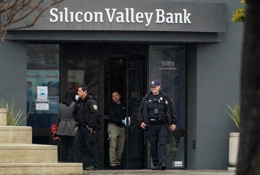 Αστυνομικοί σε κατάστημα της Silicon Valley Bank στη Σάντα Κλάρα της Καλιφόρνια (Associated Press)