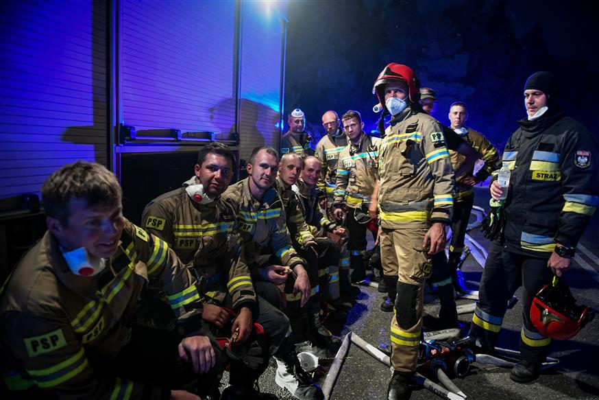 Πολωνοί πυροσβέστες στη φωτιά στα Βίλια (ΤΑΤΙΑΝΑ ΜΠΟΛΑΡΗ/ EUROKINISSI)