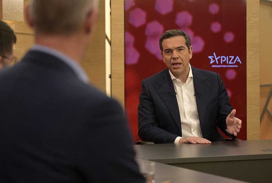 Ο πρόεδρος του ΣΥΡΙΖΑ, Αλέξης Τσίπρας, κατά τη διάρκεια της συνέντευξής του στους περιφερειακούς τηλεοπτικούς σταθμούς (Γραφείο Τύπου ΣΥΡΙΖΑ)