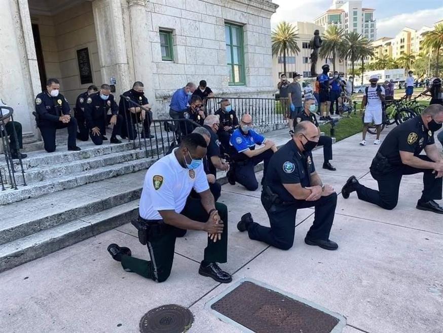 Αστυνομικοί στο Μαϊάμι γονατίζουν για τον George Floyd/Social Media