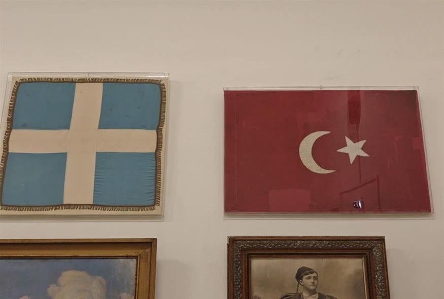 Η τουρκική σημαία του Μπιζανίου πλάι στην ελληνική σημαία στο μουσείο Ζυγομαλά στον Αυλώνα / φωτογραφία Κώστας Ασημακόπουλος