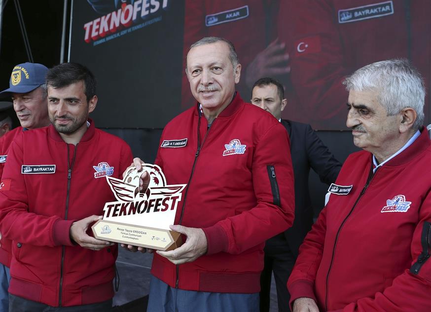 Ο Τούρκος πρόεδρος Ερντογάν με τον γαμπρό του και πρωτεργάτη της τουρκικής βιομηχανίας των drones, Σελτζούκ Μπαϊρακτάρ (Presidential Press Service via AP, Pool)