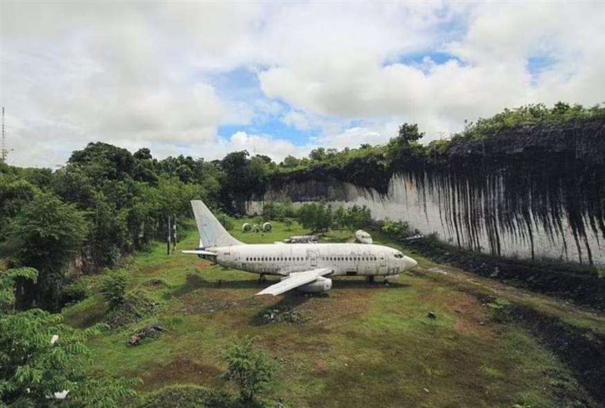 Εγκαταλελειμμένο Boeing 737 στη μέση ενός χωραφιού/Instagram