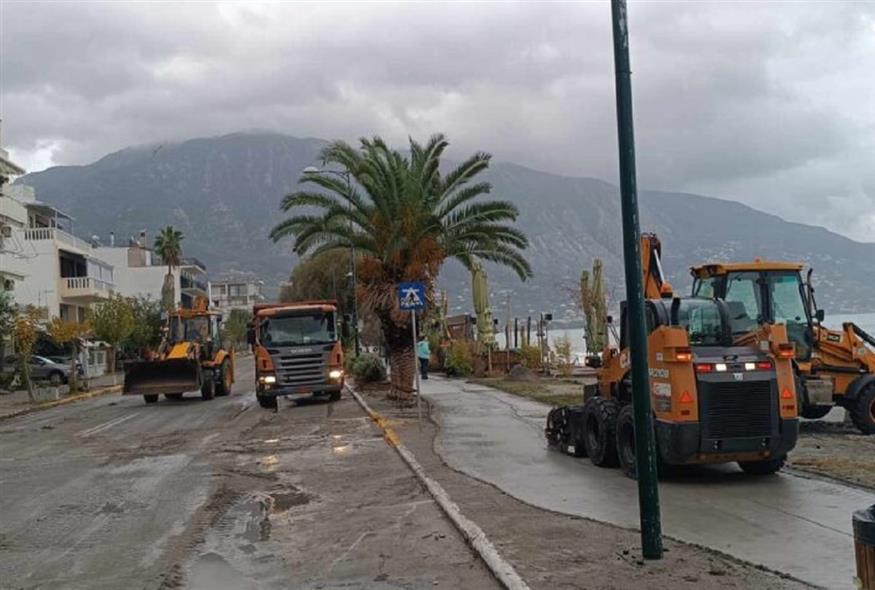 «Έπνιξε» την παράλια της Καλαμάτας η κακοκαιρία (messinialive.gr)