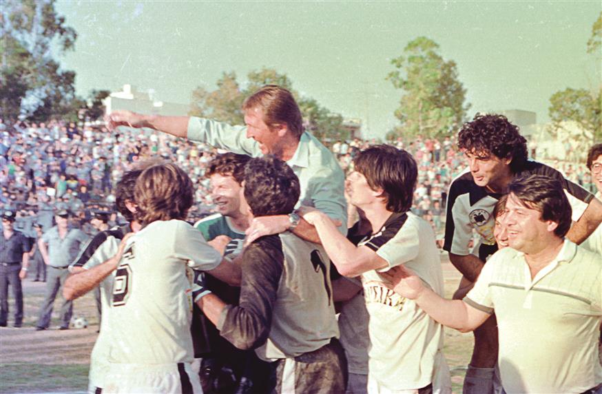Ο Αυστριακός πανηγυρίζει µε παίκτες του ΠΑΟΚ την κατάκτηση του πρωταθλήµατος το 1985