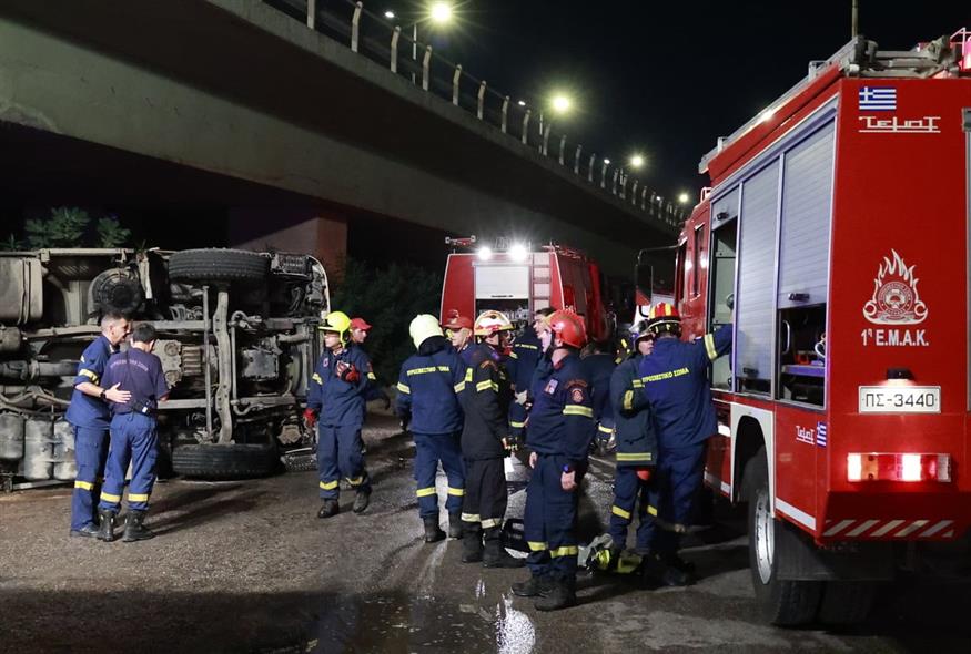 Ανατροπή πυροσβεστικού οχήματος στον Ασπρόπυργο