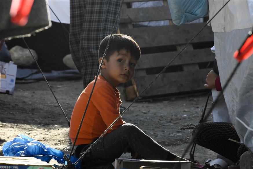 Προσφυγόπουλο σε κέντρο υποδοχής/(AP Photo/Michael Varaklas)