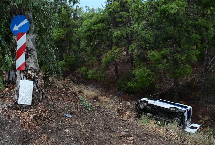 Οι πρώτες εικόνες από την πτώση ασθενοφόρου σε χαντάκι