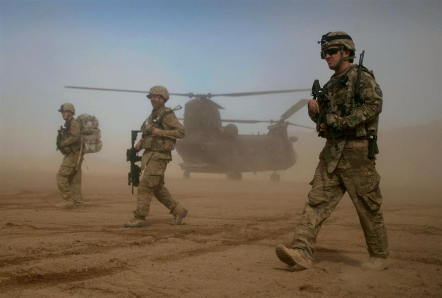 Στρατιώτες του ΝΑΤΟ αποβιβάζονται από ελικόπτερο Σινούκ / AP photo