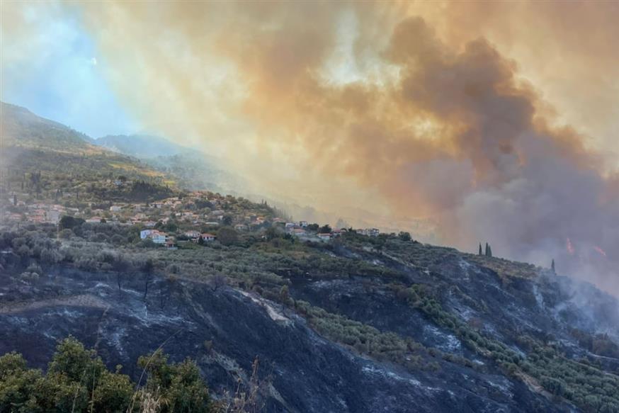 Φωτιά στο Ξυλόκαστρο (ethnos.gr/Γιάννης Ζιάκας)