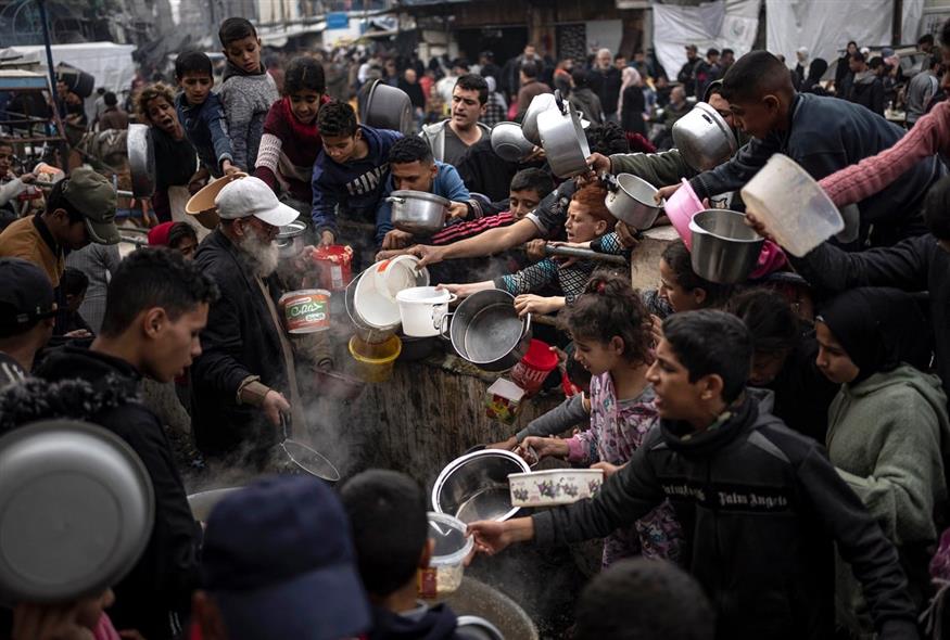 Δωρεάν γεύμα στη Γάζα (AP Photo/Fatima Shbair)