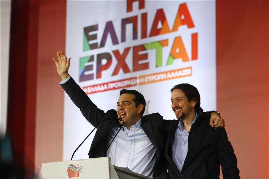 Ο Αλέξης Τσίπρας με τον Πάμπλο Ιγκλέσιας των Podemos (copyright: Eurokinissi/Γιώργος Κονταρίνης)