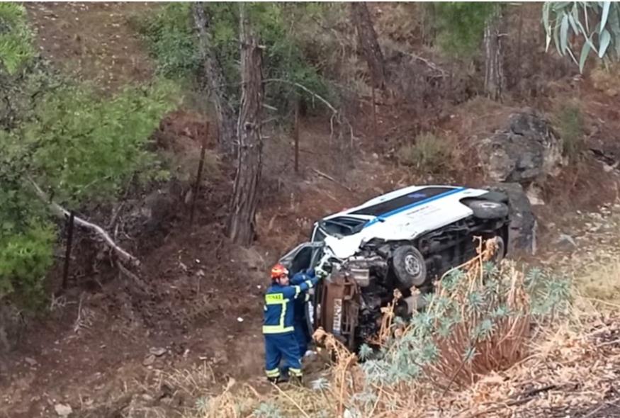 Πτώση ασθενοφόρου σε χαντάκι στην Καισαριανή/Orange Press Agency