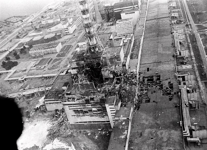 Ο πυρηνικός αντιδραστήρας του Τσέρνομπιλ μετά την κατάσβεση της φωτιάς/ AP PHOTOS