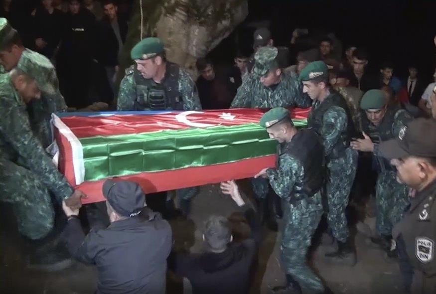 Στρατιώτες μεταφέρουν το φέρετρο του Αζέρου στρατιώτη Shamistan Sadykhov που σκοτώθηκε στα σύνορα Αζερμπαϊτζάν-Αρμενίας (Associated Press)