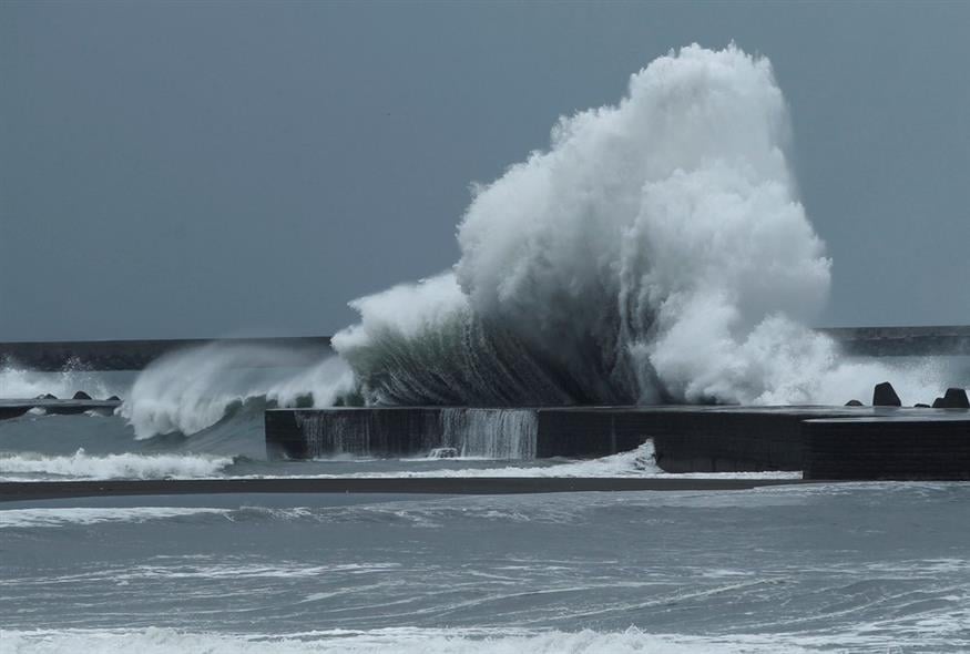 Γιγάντια κύματα από τροπική καταιγίδα που πλησιάζει / AP Photo/Wally Santana