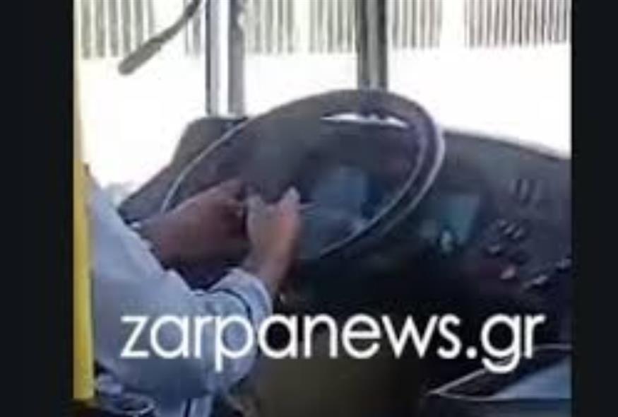 Απίστευτο βίντεο από τα Χανιά: Οδηγός του αστικού ΚΤΕΛ παίζει με το κινητό την ώρα που οδηγεί (zarpanews.gr)